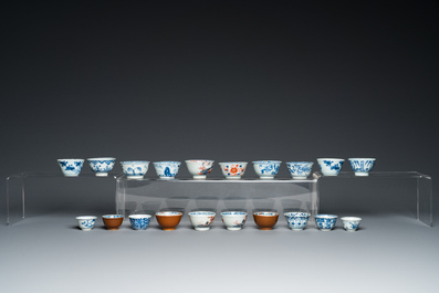 44 tasses et 62 soucoupes en porcelaine de Chine en bleu et blanc, famille rose et de style Imari, Kangxi et post&eacute;rieur