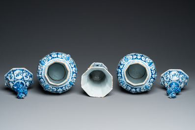 Garniture de trois vases en fa&iuml;ence de Delft en bleu et blanc &agrave; d&eacute;cor chinois, 18&egrave;me