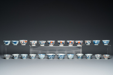 44 Chinese blauw-witte, famille rose en Imari-stijl koppen en 62 schotels, Kangxi en later