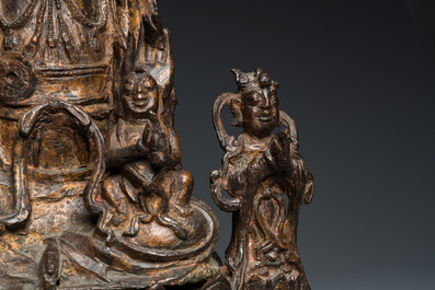 Grand groupe figurant Guanyin aux servants en bronze dor&eacute;, Chine, Ming