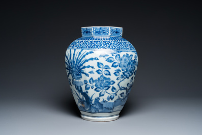 Een octagonale blauw-witte Japanse Arita vaas met pauwen, Edo, 17/18e eeuw