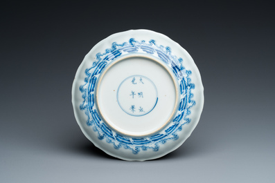 Assiette en porcelaine de Chine en bleu et blanc, marque de Chenghua, Kangxi