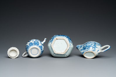 Zeven stukken Chinees blauw-wit porselein, Kangxi/Qianlong