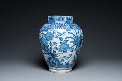 Een octagonale blauw-witte Japanse Arita vaas met pauwen, Edo, 17/18e eeuw