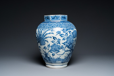 Vase de forme octogonale en porcelaine Arita de Japon en bleu et blanc, Edo, 17/18&egrave;me