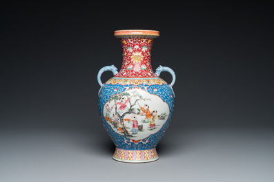 Vase en porcelaine de Chine famille rose &agrave; d&eacute;cor de gar&ccedil;ons jouant, marque de Qianlong, R&eacute;publique