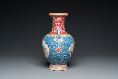 Vase en porcelaine de Chine famille rose &agrave; d&eacute;cor de gar&ccedil;ons jouant, marque de Qianlong, R&eacute;publique