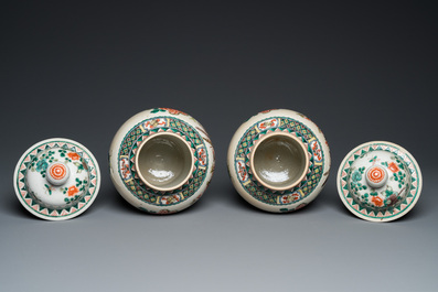 Paire de vases couverts en porcelaine de Chine famille verte de Nankin, 19&egrave;me