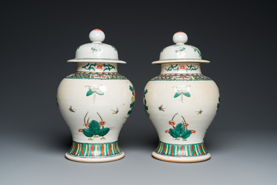Paire de vases couverts en porcelaine de Chine famille verte de Nankin, 19&egrave;me