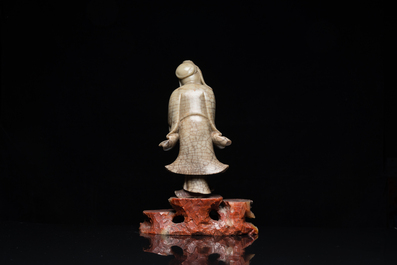 Een Chinese zeepstenen figuur van Shou Lao op sokkel, Kangxi