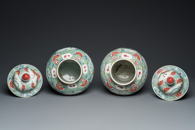 Paire de vases couverts en porcelaine de Chine famille rose, 19&egrave;me
