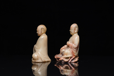 Twee Chinese zeepstenen sculpturen van Luohan, Qing