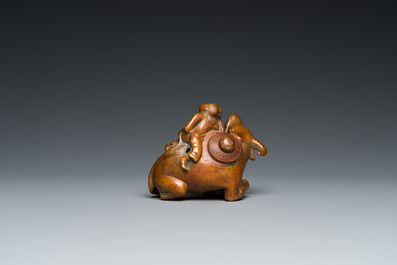 Een Chinese bronzen waterdruppelaar in de vorm van een jongen op een buffel, Qing