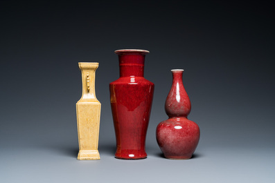Trois vases en porcelaine de Chine monochrome en jaune et sang de boeuf, 19/20&egrave;me