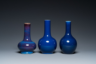 Trois vases de forme bouteille en porcelaine de Chine en bleu monochrome et &agrave; &eacute;mail flamb&eacute;, 19/20&egrave;me