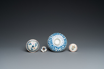 Zes stukken Chinees blauw-wit en famille rose porselein, Kangxi en later