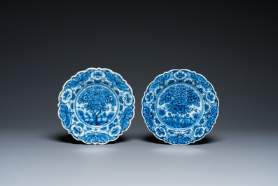 Vijf blauw-witte Delftse borden, 18e eeuw