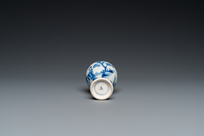 Een fijne Chinese blauw-witte miniatuur 'meiping' vaas in zacht porselein, Kangxi
