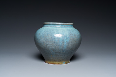 Vase de type 'ruyao' en porcelaine de Chine, probablement Qianlong