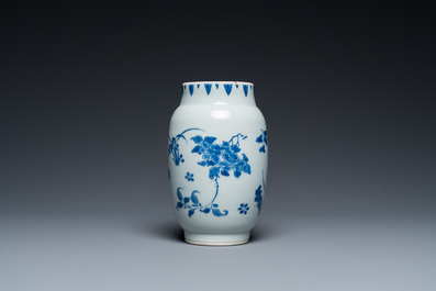 Vase en porcelaine de Chine en bleu et blanc &agrave; d&eacute;cor floral, &eacute;poque Transition