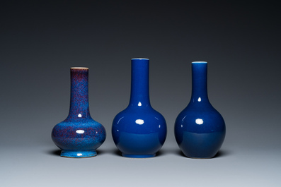 Trois vases de forme bouteille en porcelaine de Chine en bleu monochrome et &agrave; &eacute;mail flamb&eacute;, 19/20&egrave;me