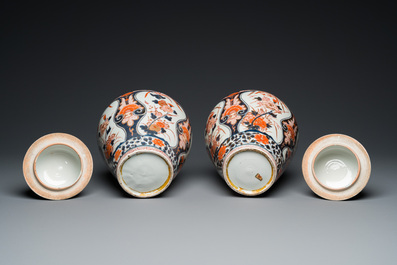 A pair of Japanese Imari vases and covers, Edo, 17/18th C.