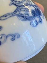 Petit vase de forme bouteille en porcelaine de Chine en bleu et blanc, marque et peut-&ecirc;tre &eacute;poque de Yongzheng