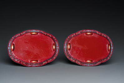 Paire de coupes de forme quadrilobe en porcelaine de Chine &agrave; fond en rouge de rubis, probablement Jiaqing