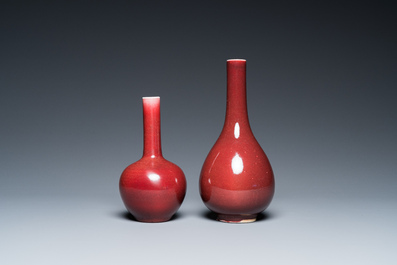 Deux vases en porcelaine de Chine en rouge de cuivre et 'fleur de p&ecirc;cher', 18/19&egrave;me