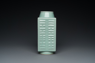 Een Chinese monochrome celadon 'cong' vaas met trigrammen, Guangxu merk en periode