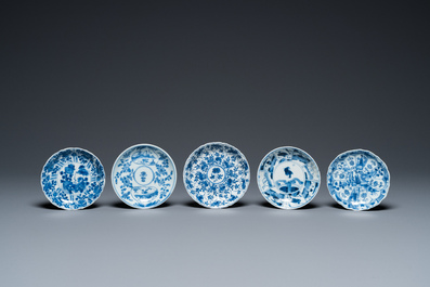 Dix tasses et soucoupes en porcelaine de Chine en bleu et blanc, Kangxi