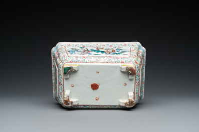 Jardini&egrave;re de forme rectangulaire en porcelaine de Chine famille rose, 19&egrave;me
