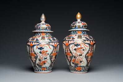 A pair of Japanese Imari vases and covers, Edo, 17/18th C.