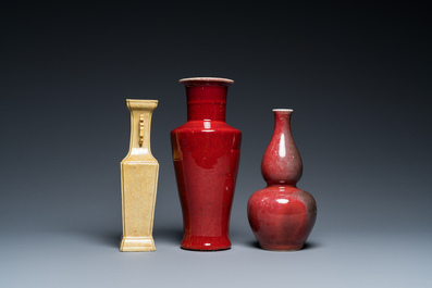 Trois vases en porcelaine de Chine monochrome en jaune et sang de boeuf, 19/20&egrave;me