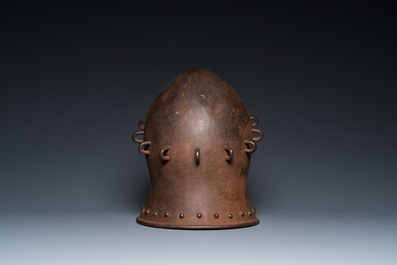 Casque de type 'bascinet' en fer, Italie, 19&egrave;me ou ant&eacute;rieur