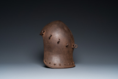 Casque de type 'bascinet' en fer, Italie, 19&egrave;me ou ant&eacute;rieur