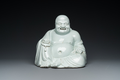 Bouddha en porcelaine blanc de Chine sur socle en forme de lotus en bois dor&eacute; et laqu&eacute;, Qianlong/Jiaqing