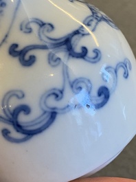 Petit vase de forme bouteille en porcelaine de Chine en bleu et blanc, marque et peut-&ecirc;tre &eacute;poque de Yongzheng