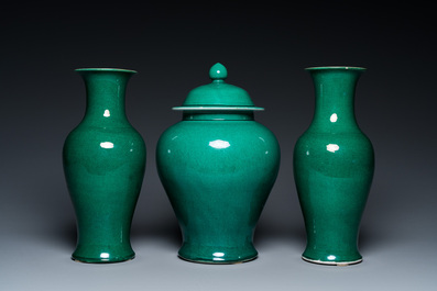 Garniture de trois vases en porcelaine de Chine en vert monochrome, R&eacute;publique