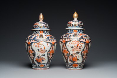 A pair of Japanese Imari vases and covers, Edo, 17/18th C.