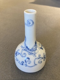 Een klein Chinees blauw-wit flesvormig 'draken' vaasje, Yongzheng merk en mogelijk periode