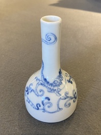 Petit vase de forme bouteille en porcelaine de Chine en bleu et blanc, marque et peut-&ecirc;tre &eacute;poque de Yongzheng