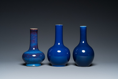 Drie Chinese flesvormige vazen met monochroom blauw en flamb&eacute; glazuur, 19/20e eeuw