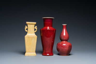 Trois vases en porcelaine de Chine monochrome en jaune et sang de boeuf, 19/20&egrave;me