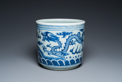 A Chinese blue and white 'dragons' censer, 19th C.