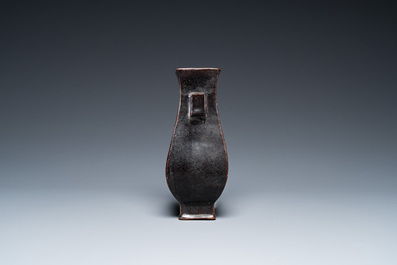Vase de forme 'fanghu' en porcelaine de Chine monochrome en aubergine fonc&eacute;, probablement Qianlong