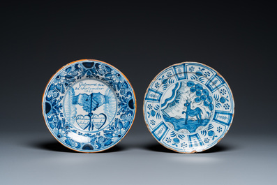 Deux assiettes en fa&iuml;ence de Delft en bleu et blanc, une 18&egrave;me et une dat&eacute;e 1835