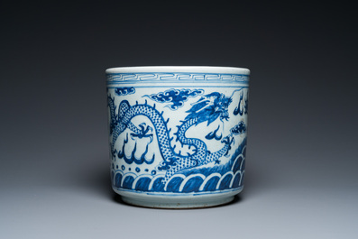 A Chinese blue and white 'dragons' censer, 19th C.