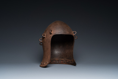 Casque de type 'bascinet' en fer, Italie, 19&egrave;me ou ant&eacute;rieur