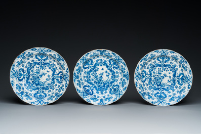 Trois assiettes en fa&iuml;ence de Delft en bleu et blanc &agrave; d&eacute;cor floral, 1er quart du 18&egrave;me